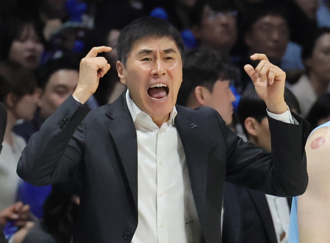 선수 독려하는 이상민 감독  선수 독려하는 이상민 감독
    (고양-연합뉴스) 김병만 기자 = 13일 경기 고양시 고양소노아레나에서 열린 2025-2026 LG전자 프로농구 챔피언결정전 5차전 고양 소노와 부산 KCC 경기. KCC 이상민 감독이 선수들에게 작전지시하고 있다. 2026.5.13 
    kimb01@yna.co.kr
(끝)


<저작권자(c) 연합뉴스, 무단 전재-재배포, AI 학습 및 활용 금지>