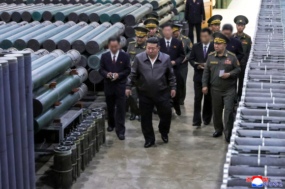 김정은 북한 국무위원장이 지난 11일 여러 군수공업기업소를 방문해 26년 상반년도 군수생산과제 수행 실태를 요해(파악)했다고 조선중앙통신이 13일 보도했다. 2026.5.13 평양 조선중앙통신=연합뉴스