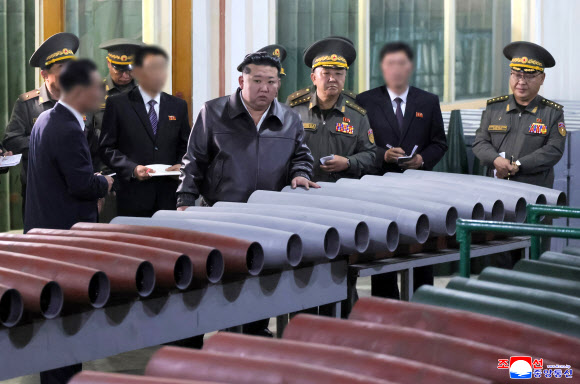 김정은 북한 국무위원장이 지난 11일 여러 군수공업기업소를 방문해 26년 상반년도 군수생산과제 수행 실태를 요해(파악)했다고 조선중앙통신이 13일 보도했다. 2026.5.13 평양 조선중앙통신=연합뉴스