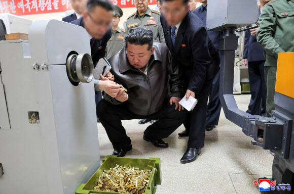 김정은 북한 국무위원장이 지난 11일 여러 군수공업기업소를 방문해 26년 상반년도 군수생산과제 수행 실태를 요해(파악)했다고 조선중앙통신이 13일 보도했다. 2026.5.13 평양 조선중앙통신=연합뉴스