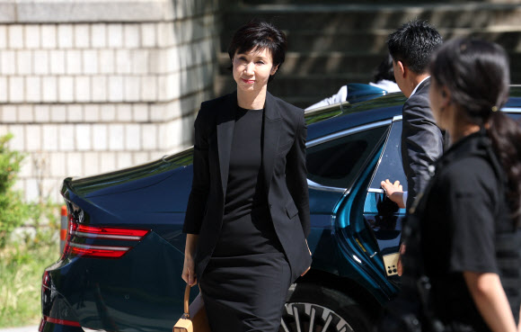 최태원 SK그룹 회장과 노소영 아트센터 나비 관장의 재산 분할 파기환송심 조정 기일이 열리는 13일 노 관장이 서초동 서울고등법원으로 들어가고 있다. 2026.5.13 연합뉴스