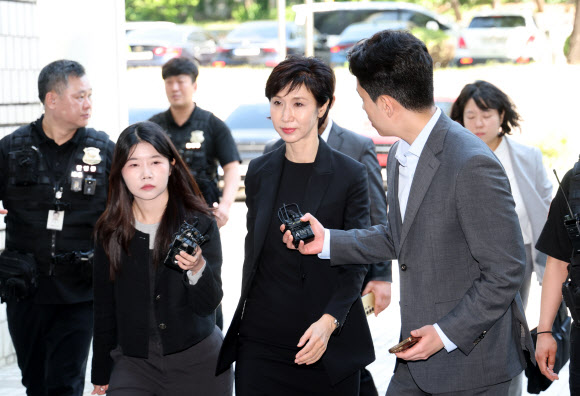 최태원 SK그룹 회장과 노소영 아트센터 나비 관장의 재산 분할 파기환송심 조정 기일이 열리는 13일 노 관장이 서초동 서울고등법원으로 들어가고 있다. 2026.5.13 연합뉴스