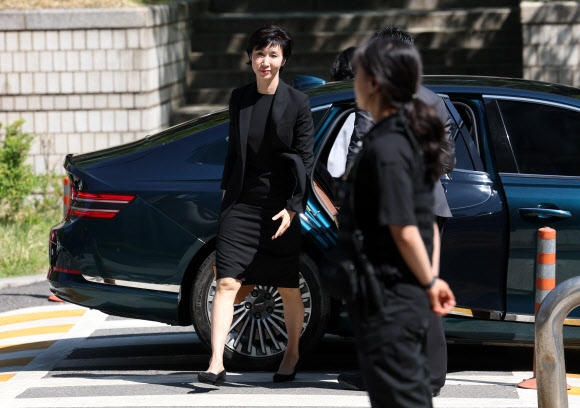 최태원 SK그룹 회장과 노소영 아트센터 나비 관장의 재산 분할 파기환송심 조정 기일이 열리는 13일 노 관장이 서초동 서울고등법원으로 들어가고 있다. 2026.5.13 연합뉴스