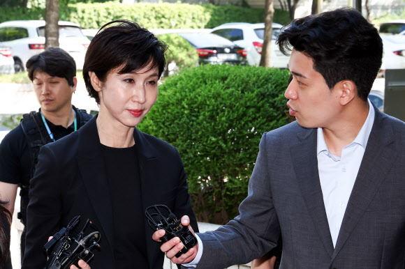 최태원 SK그룹 회장과 노소영 아트센터 나비 관장의 재산 분할 파기환송심 조정 기일이 열리는 13일 노 관장이 서초구 서울고등법원으로 들어가고 있다. 2026.5.13 [공동취재] 연합뉴스