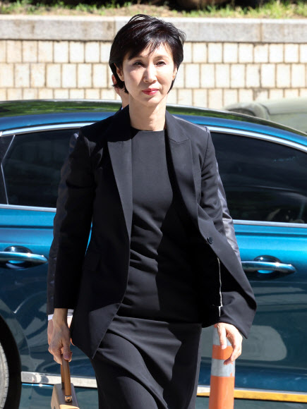 최태원 SK그룹 회장과 노소영 아트센터 나비 관장의 재산 분할 파기환송심 조정 기일이 열리는 13일 노 관장이 서초구 서울고등법원으로 들어가고 있다. 2026.5.13 공동취재