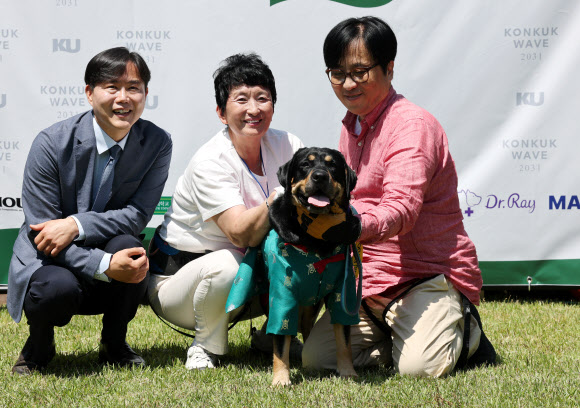 13일 서울 광진구 건국대학교에서 ‘KU아임도그너’ 헌혈센터 개소 5년을 맞아 열린 ‘헌혈 영웅, 고마워요!’ 행사에서 생명수호상을 수상한 응급헌혈견 ‘순돌’이 견주와 기념 촬영을 하고 있다. 2026.5.13 연합뉴스