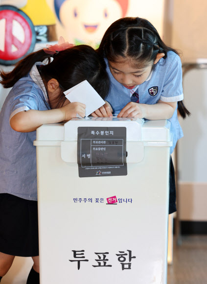 제9회 전국동시지방선거를 21일 앞둔 13일 인천 미추홀구 인천시선거관리위원회 선거체험관에서 열린 ‘새싹 유권자와 함께 만드는 투표 약속 캠페인’에서 어린이들이 투표체험을 하고 있다. 2026.5.13 연합뉴스