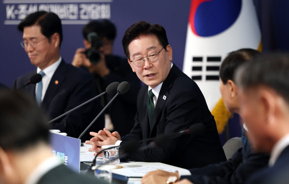 이재명 대통령이 13일 호텔현대 바이 라한 울산에서 열린 K-조선 미래비전 간담회에서 발언하고 있다. 2026.5.13 연합뉴스