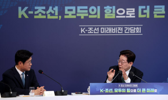 이재명 대통령이 13일 호텔현대 바이 라한 울산에서 열린 K-조선 미래비전 간담회에서 이상균 HD현대중공업 대표이사와 대화하고 있다. 2026.5.13 연합뉴스