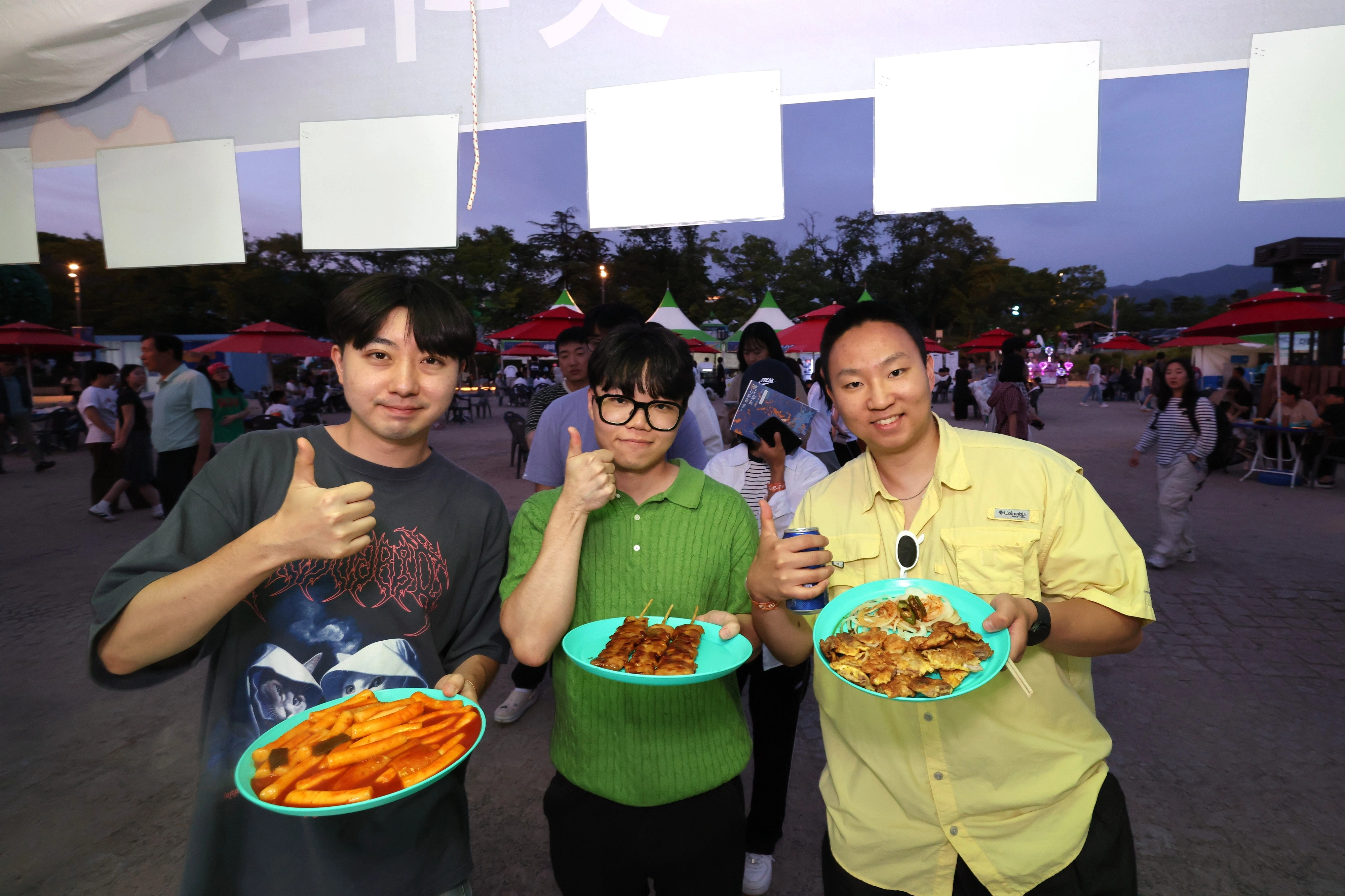 무주 산골영화제는 바가지요금·안전사고·일회용품이 없는 ‘3무(無) 축제’의 원조다. 지난해 6월 영화제 기간 간식 부스에서 포즈를 취한 관광객들. 
무주군 제공