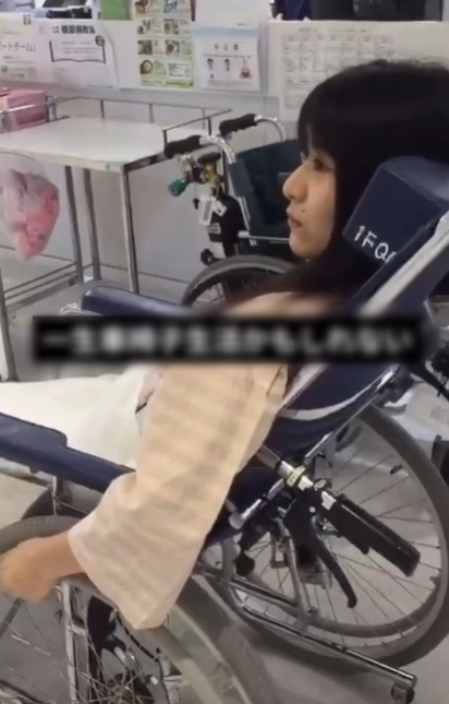 강풍에 쓰러진 대형 간판에 깔려 하반신 마비 장애를 갖게 된 그룹 카멘죠시 멤버 이가리 토모카. 토모카 소셜미디어 캡처