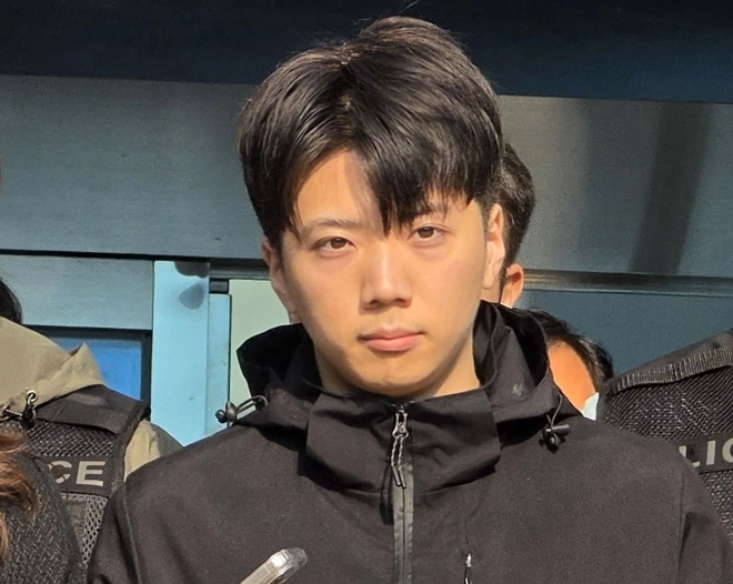 어린이날 광주 도심에서 일면식 없는 여고생을 살해해 살인·살인미수 등의 혐의를 받는 장윤기(23)가 14일 오전 광주 서부경찰서에서 검찰에 송치되고 있다. 2026.5.14 뉴스1