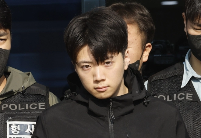 광주 도심에서 일면식도 없는 10대 여고생을 살해한 장윤기 씨가 14일 오전 광주 서부경찰서에서 검찰로 송치되고 있다. 2026.5.14 뉴스1