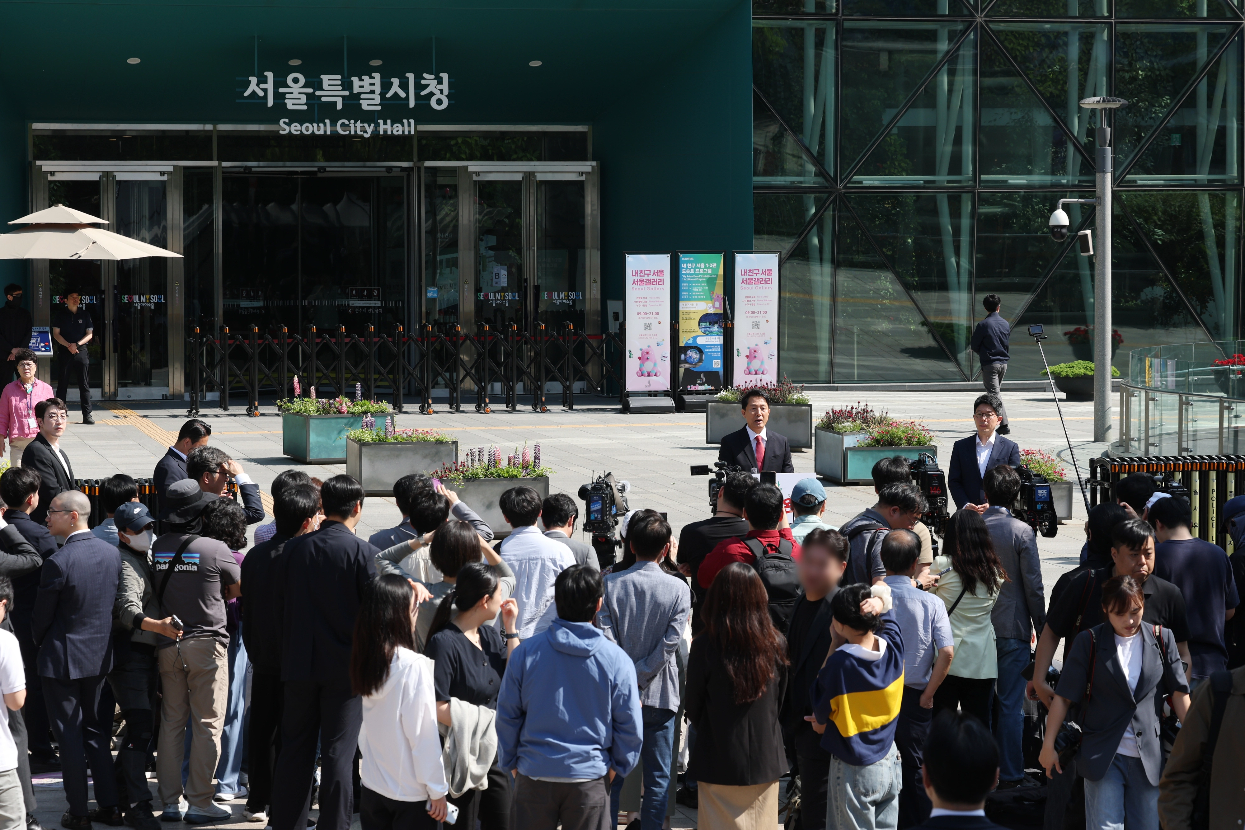 국민의힘 오세훈 서울시장 후보, 대국민 호소 기자회견  국민의힘 오세훈 서울시장 후보가 14일 서울시청 앞에서 대국민 호소 기자회견을 하고 있다. 연합뉴스