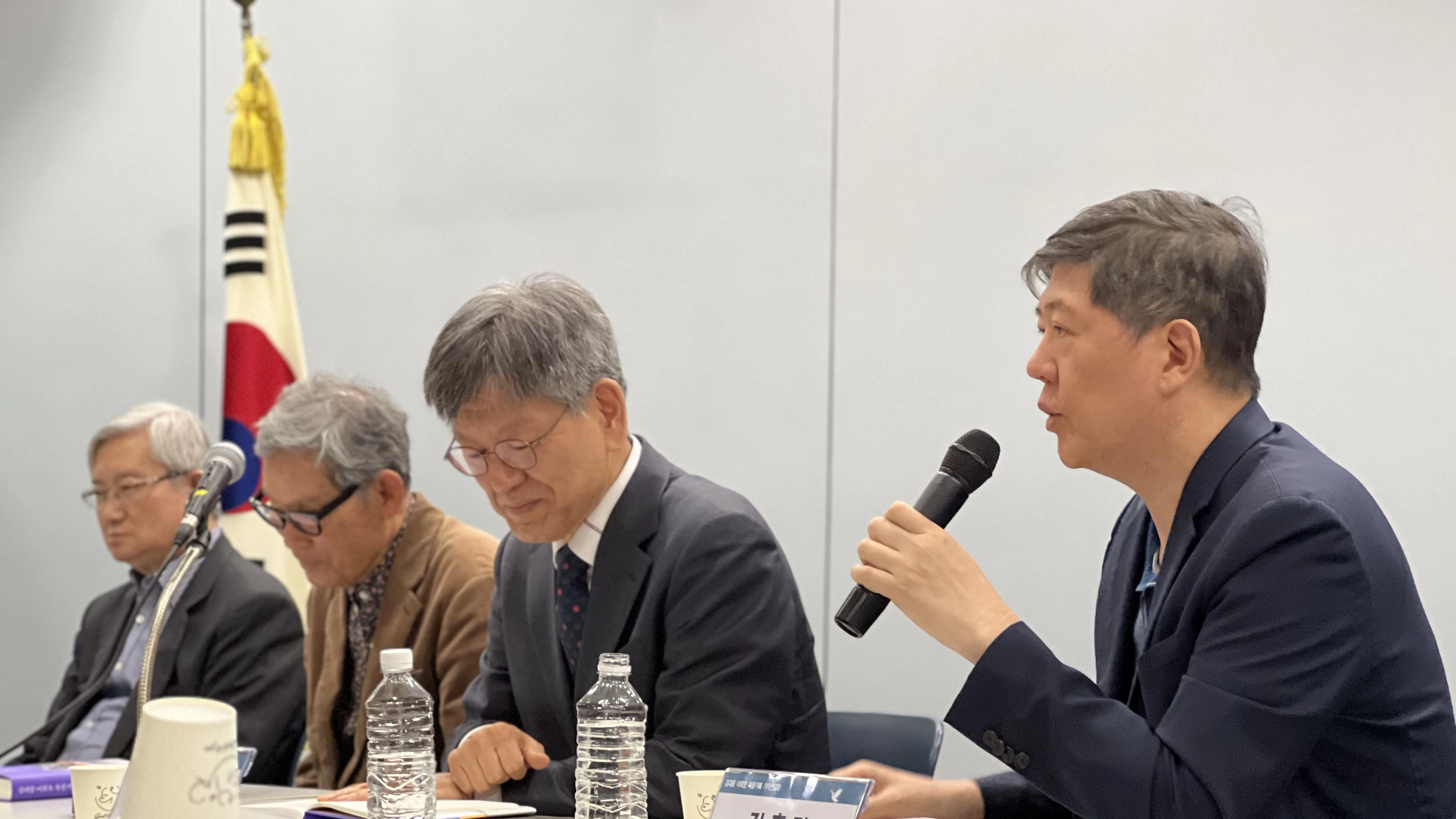 김대중 전 대통령의 3남인 김홍걸(오른쪽) 김대중·이희호기념사업회 이사장이 14일 서울 마포구 연세대 김대중도서관에서 열린 ‘김대중·이희호 옥중기록’ 출간 기자간담회에서 발언하고 있다. 김홍걸 이사장부터 박명림 김대중도서관장, 김언호 한길사 대표, 김성재 김대중평화센터 이사장. 정회하 수습기자