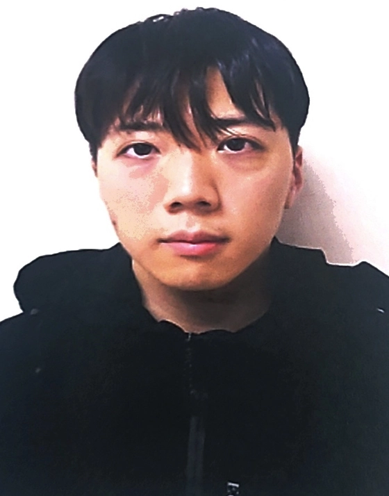 경찰, 여고생 살해범 23세 장윤기 신상공개  광주 광산구 도심 거리에서 일면식 없는 여고생을 살해하고 남고생에게도 흉기를 휘두른 혐의(살인·살인미수 등)를 받는 피의자 장윤기(23·구속)의 머그샷(mug shot·범죄자 인상착의 기록사진). 경찰은 중대범죄신상공개법에 따라 특정중대범죄 혐의가 있는 장윤기를 신상정보공개심의위원회에 회부해 신상 공개를 결정했다. 광주경찰청