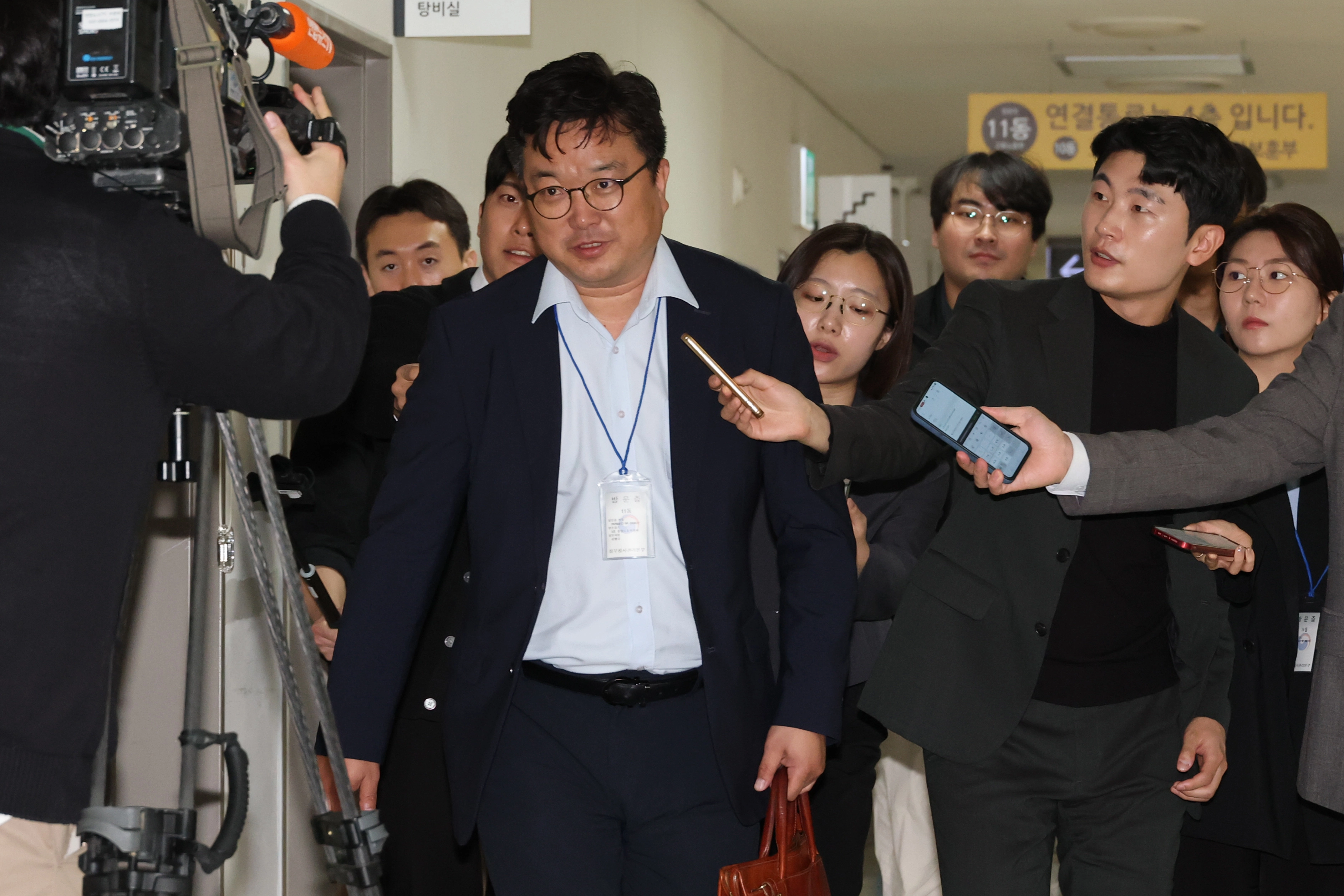 2차 사후조정회의 참석하는 삼성전자 사측 대표  삼성전자 대표교섭위원인 김형로 부사장이 12일 세종시 정부세종청사 중앙노동위원회에서 열린 2차 사후조정회의에 참석하고 있다. 
    이번 2차 사후조정을 통해 도출된 조정안에 노사가 동의하고 받아들일 경우 삼성전자 창립 이래 2번째 파업은 피할 수 있게 된다. 노조는 협상이 타결되지 않을 경우 오는 21일로 예고한 총파업을 강행하겠다는 입장이다. 연합뉴스