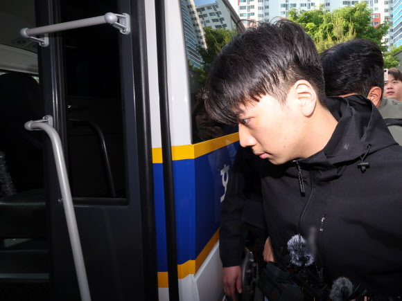 살인·살인미수 혐의를 받는 장윤기(23) 씨가 14일 광주 서부경찰서에서 검찰로 송치되고 있다. 경찰은 광주 광산구 월계동 한 보행로에서 귀가 중이던 여고생을 흉기로 여러 차례 찔러 살해하고, 남고생에게 흉기를 휘두른 혐의를 받는 장씨의 신상 정보를 국민의 알권리 등을 고려해 이날부터 한 달간 공개하기로 결정했다. 2026.5.14 연합뉴스