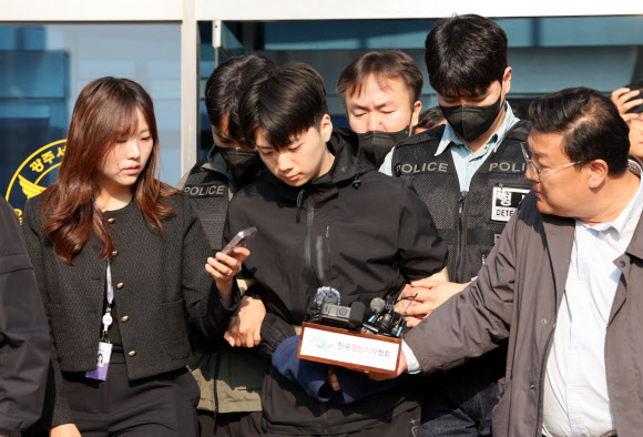 살인·살인미수 혐의를 받는 장윤기(23) 씨가 14일 광주 서부경찰서에서 검찰로 송치되고 있다. 경찰은 광주 광산구 월계동 한 보행로에서 귀가 중이던 여고생을 흉기로 여러 차례 찔러 살해하고, 남고생에게 흉기를 휘두른 혐의를 받는 장씨의 신상 정보를 국민의 알권리 등을 고려해 이날부터 한 달간 공개하기로 결정했다. 2026.5.14 연합뉴스