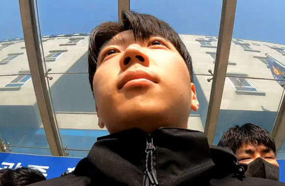 살인·살인미수 혐의를 받는 장윤기(23) 씨가 14일 오전 광주 서부경찰서에서 검찰로 송치되고 있다. 경찰은 광주 광산구 월계동 한 보행로에서 귀가 중이던 여고생을 흉기로 여러 차례 찔러 살해하고, 남고생에게 흉기를 휘두른 혐의를 받는 장씨의 신상 정보를 국민의 알권리 등을 고려해 이날부터 한 달간 공개하기로 결정했다. 2026.5.14. 연합뉴스
