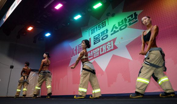 14일 서울 은평구 서울소방학교에서 열린 ‘제15회 서울시 몸짱소방관 선발대회’에서 참가자들이 포즈를 취하고 있다. 2026.5.14 연합뉴스