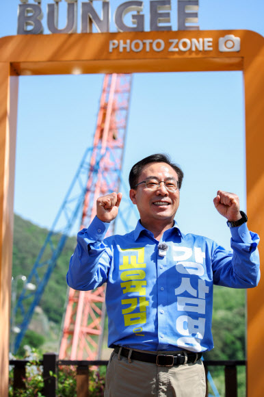 강삼영 강원교육감 후보가 14일 인제군 내린천 번지점프장에서 유권자들의 투표 참여를 독려하고자 번지점프 퍼포먼스를 하고 있다. 2026.5.14 강삼영 강원교육감 후보 캠프 제공