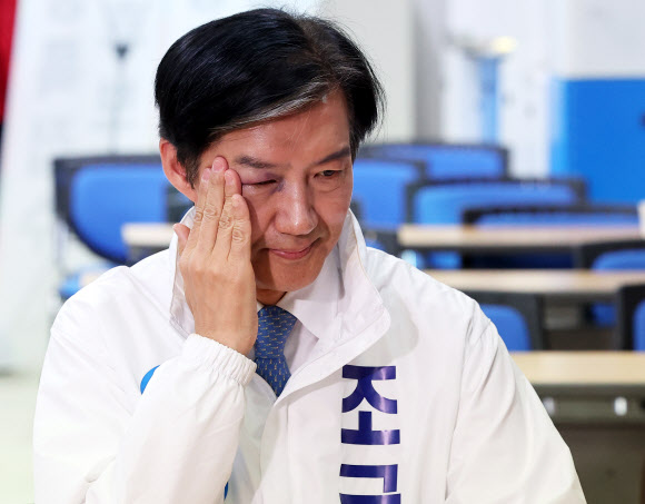 경기 평택을 국회의원 재선거에 출마하는 조국혁신당 조국 후보가 14일 경기도 평택시선거관리위원회에서 후보 등록을 하며 일정 중 다쳐 멍든 눈을 만지고 있다. 2026.5.14  연합뉴스