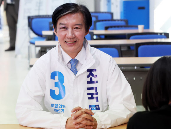 경기 평택을 국회의원 재선거에 출마하는 조국혁신당 조국 후보가 14일 경기도 평택시선거관리위원회에서 후보 등록을 하고 있다. 2026.5.14  연합뉴스