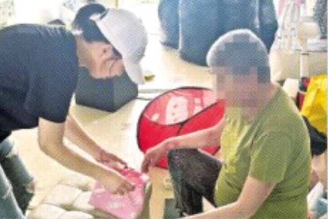 부산 스타트업 ‘불타는고구마’가 부산북구장애인종합복지관과 함께 개발한 ‘잠깐돌봄’ 프로그램을 통해 어르신이 생활 속 도움을 받고 있다.
불타는고구마 제공