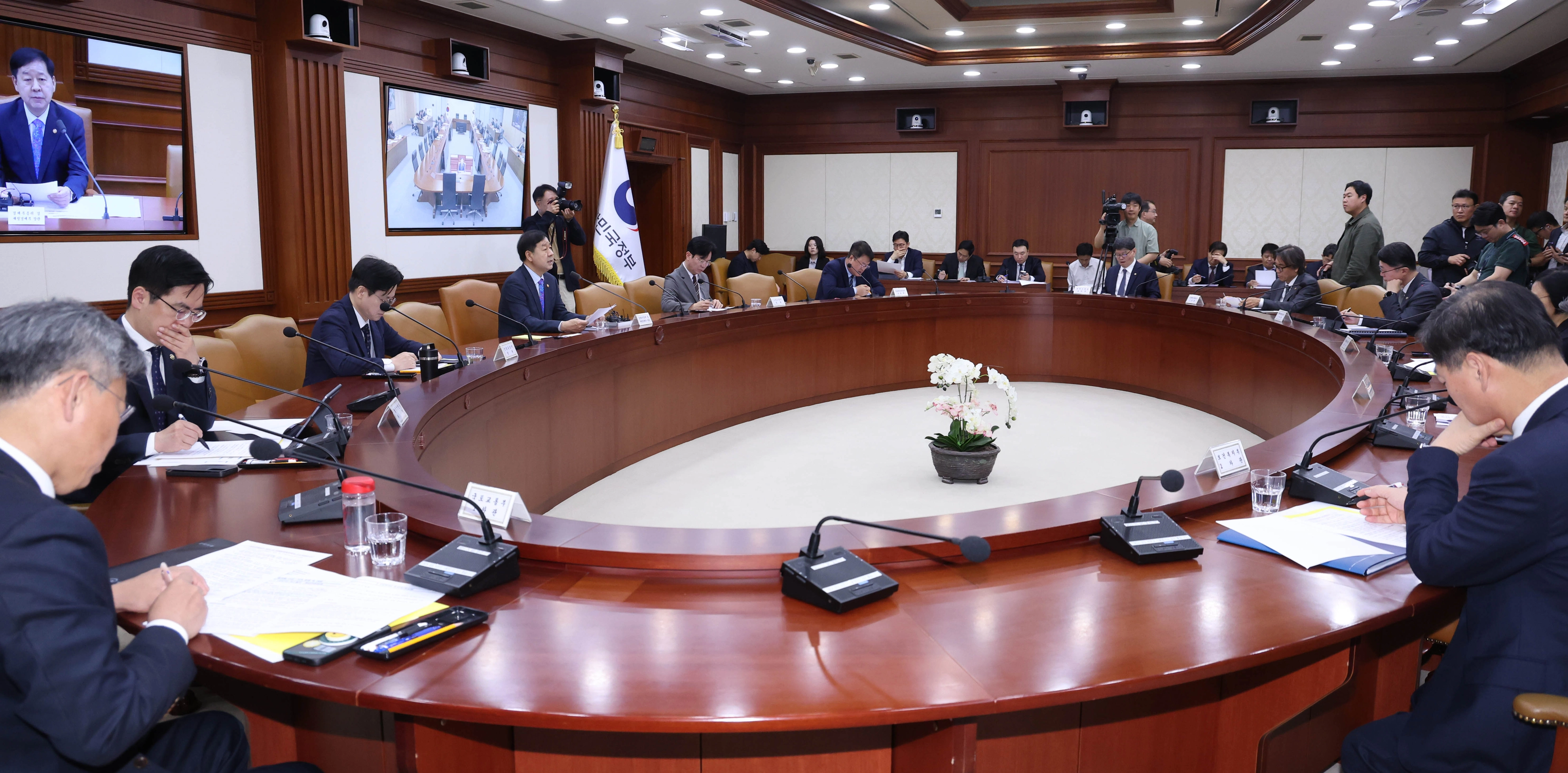 구윤철 경제부총리 겸 재정경제부 장관이 15일 오전 서울 종로구 정부서울청사에서 열린 비상경제본부회의 겸 경제관계장관회의 및 부동산관계장관회의를 주재하고 있다. 뉴시스