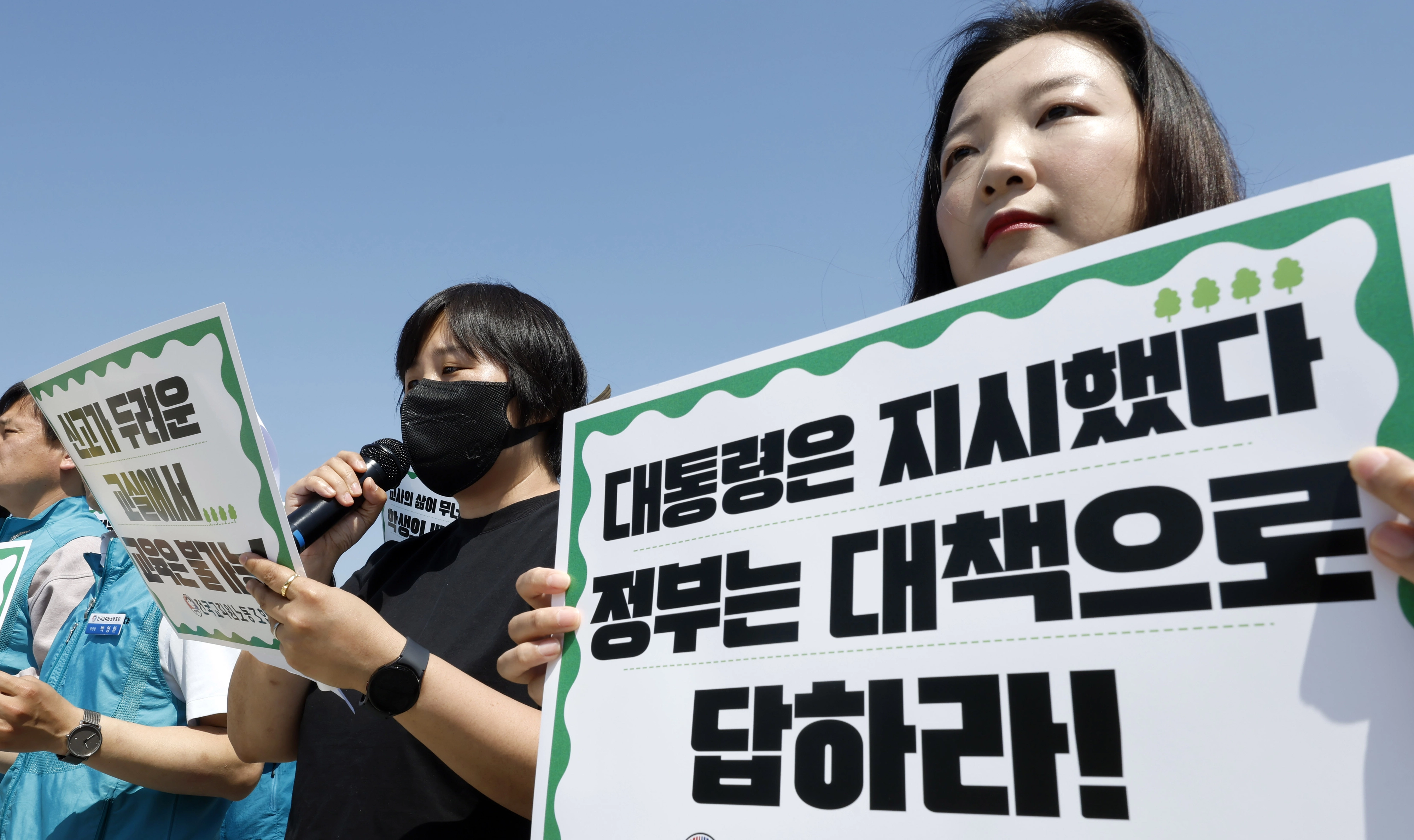 교사의 삶과 교육을 살리는 기자회견  전국교사노동조합원들이 14일 서울 종로구 청와대 사랑채 분수대 앞에서 ‘스승의 날, 감사의 말보다 교육할 수 있는 학교가 필요합니다’ 슬로건을 걸고 교사의 삶과 교육을 살리는 기자회견을 하고 있다.  2026.05.14 뉴시스