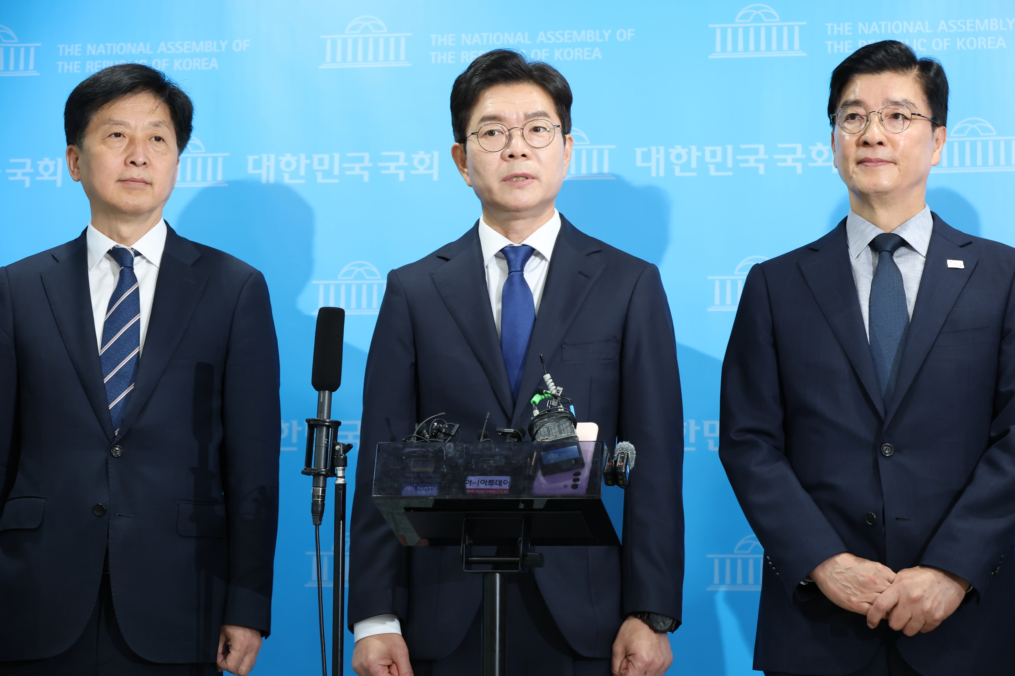 취재진 질문에 답하는 정원오 후보  정원오(가운데) 더불어민주당 서울시장 후보가 15일 국회 소통관에서 공약 발표 기자 회견을 마친 후 취재진 질문에 답하고 있다. 왼쪽부터 오기형 의원, 정 후보, 이해식 의원.