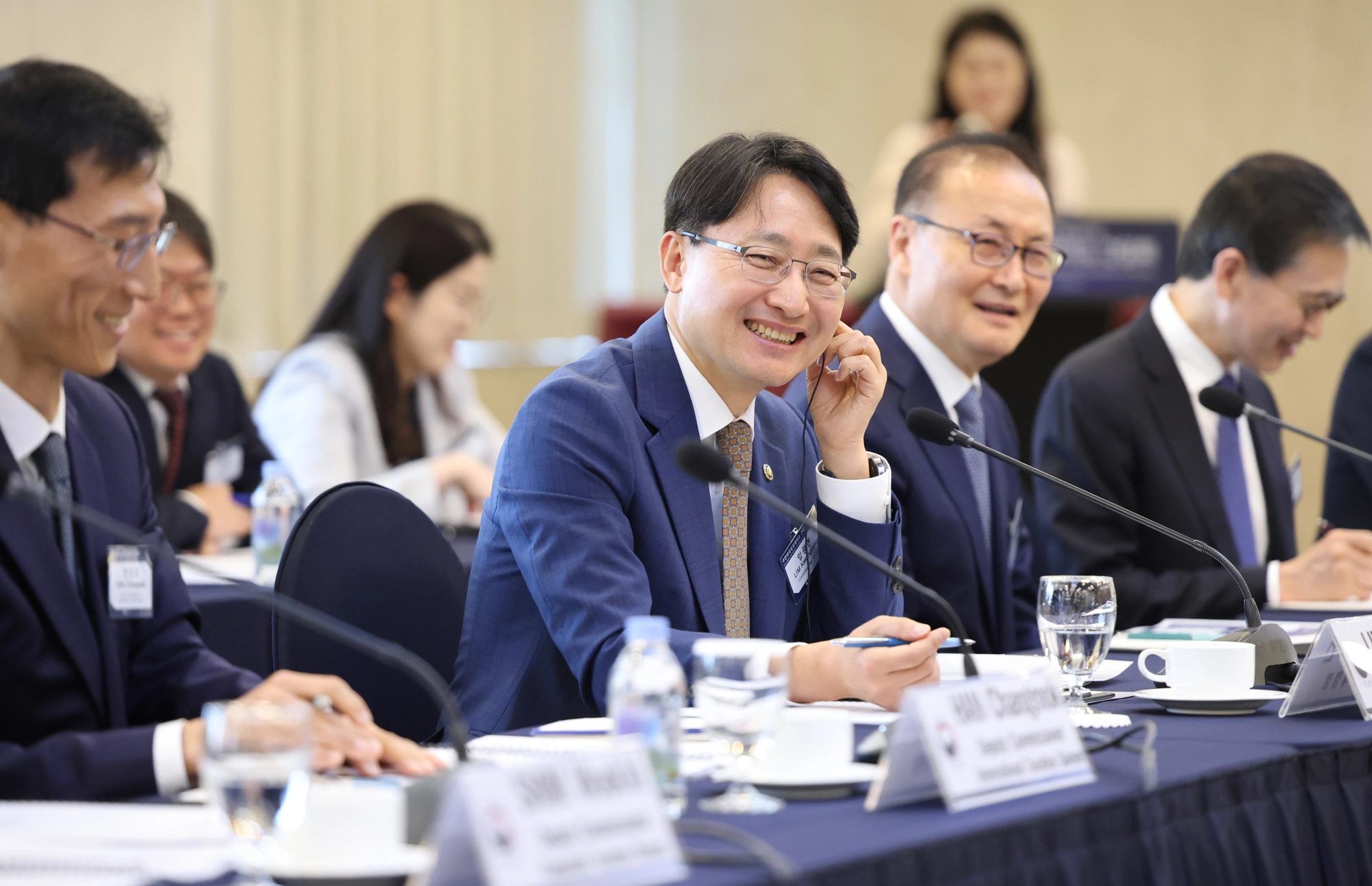 임광현(왼쪽 두번째) 국세청장이  8개국 외국상공회의소와 연 간담회에 참석하고 있다. 국세청 제공