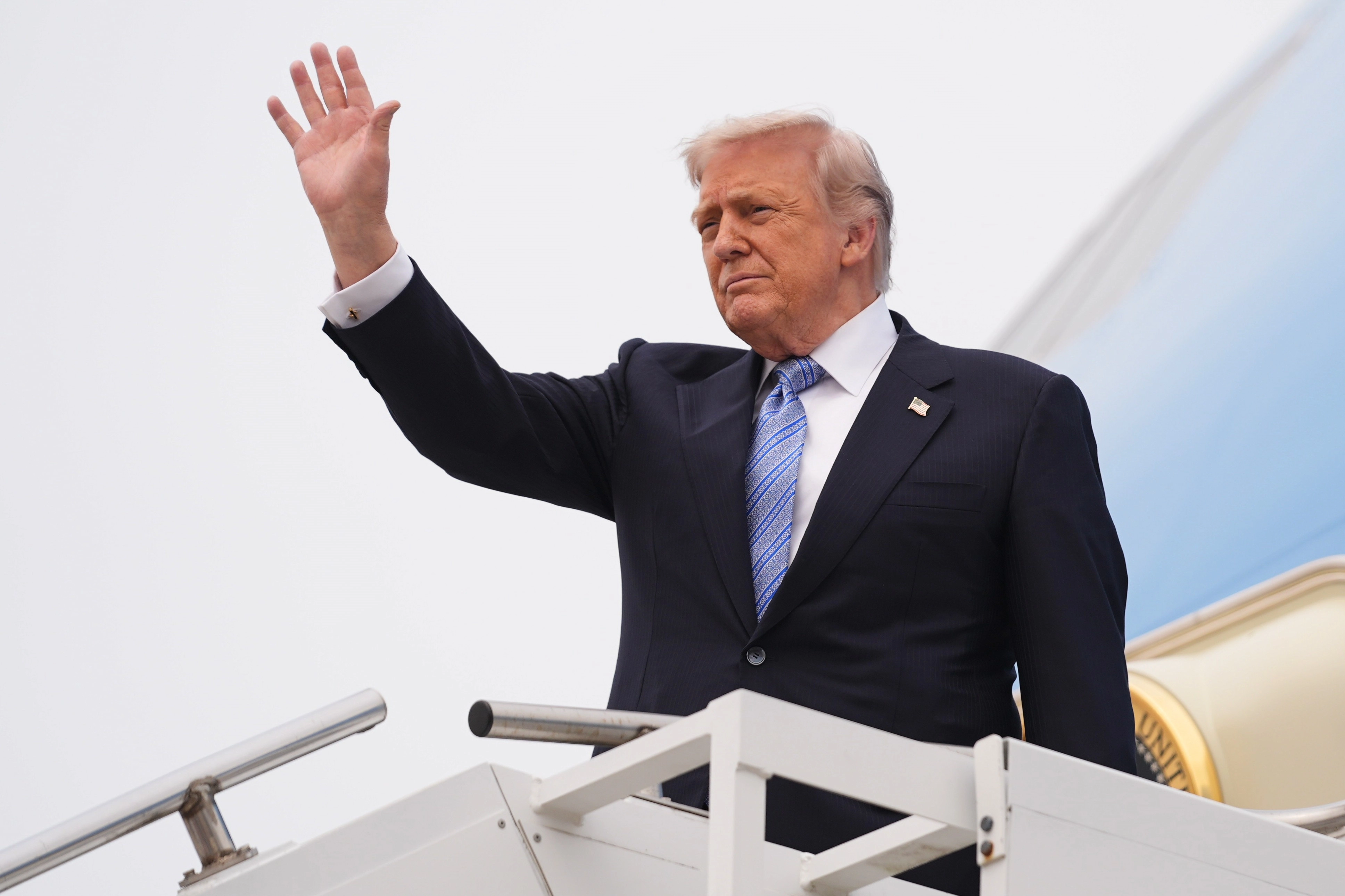 Trump China  베이징을 떠나는 도널드 트럼프 미 대통령. AP 연합뉴스