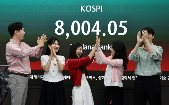 15일 서울 하나은행 본점 딜링룸에서 코스피 8,000 기념 세리머니가 진행되고 있다. 2026.5.15 연합뉴스