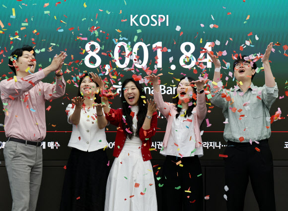 15일 서울 하나은행 본점 딜링룸에서 코스피 8,000 기념 세리머니가 진행되고 있다. 2026.5.15 연합뉴스