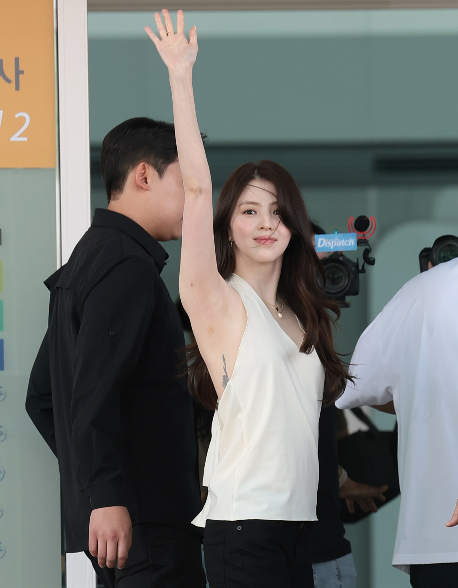 배우 한소희가 해외 일정을 위해 15일 오전 인천국제공항을 통해 프랑스 파리로 출국하고 있다. 2026.5.15. 뉴스1