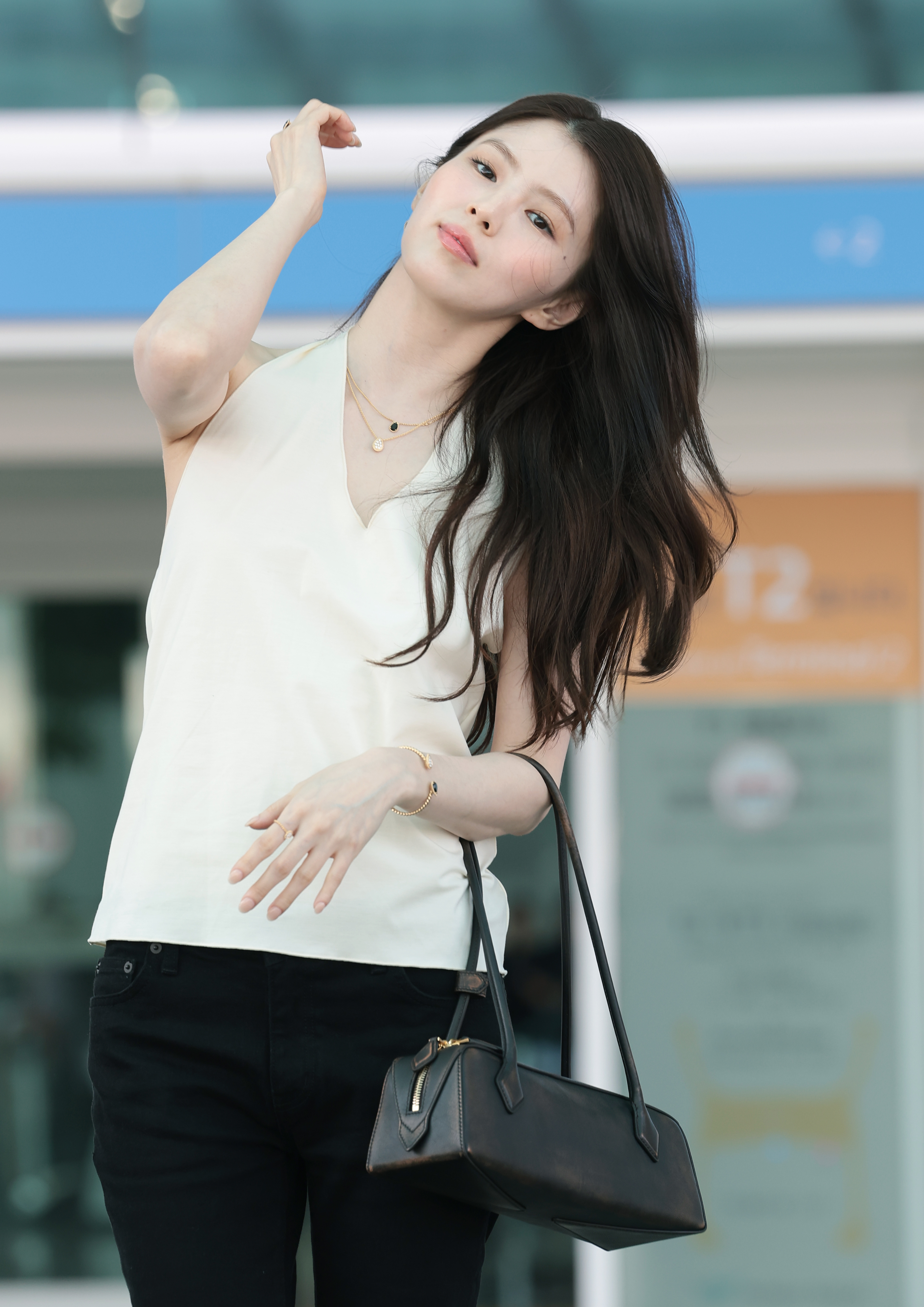 배우 한소희가 해외 일정을 위해 15일 오전 인천국제공항을 통해 프랑스 파리로 출국하고 있다. 2026.5.15. 뉴스1