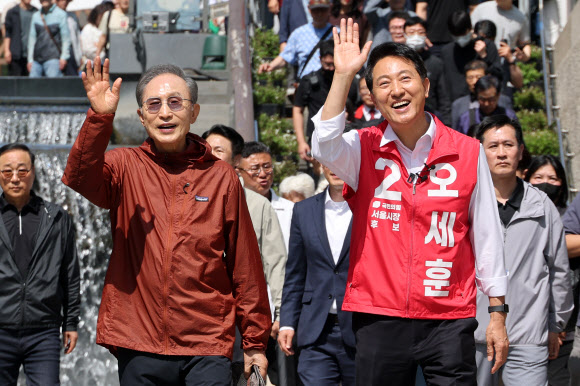 국민의힘 오세훈 서울시장 후보가 15일 서울 중구 청계천 모전교 인근에서 시민들을 향해 손을 흔들고 있다. 2026.5.15 연합뉴스