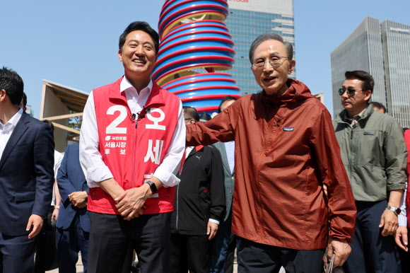 국민의힘 오세훈 서울시장 후보가 15일 서울 중구 청계광장에서 이명박 전 대통령과 환담하고 있다. 2026.5.15 연합뉴스
