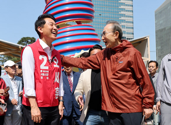 국민의힘 오세훈 서울시장 후보가 15일 서울 중구 청계광장에서 이명박 전 대통령을 만나 대화하고 있다. 2026.5.15 연합뉴스