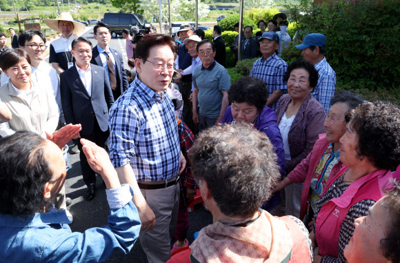 이재명 대통령이 15일 대구 군위군 소보면 도산1리 마을에서 모내기에 앞서 주민들과 인사하고 있다. 2026.5.15 연합뉴스