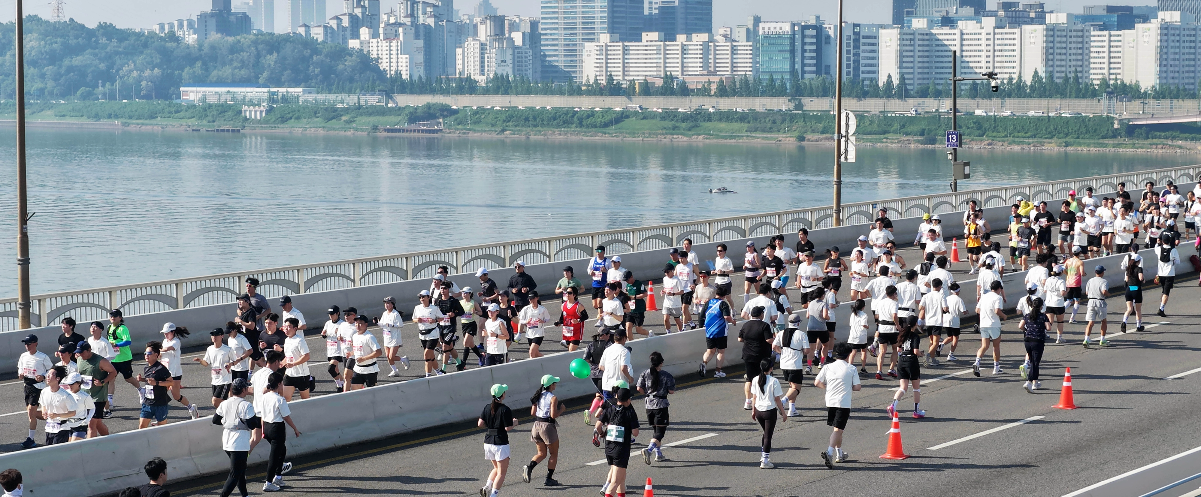 16일 서울 마포구 평화광장에서 열린 ‘2026 서울신문 하프마라톤 대회’에서 참가자들이 가양대교를 달리고 있다. 2026.5.16 홍윤기 기자