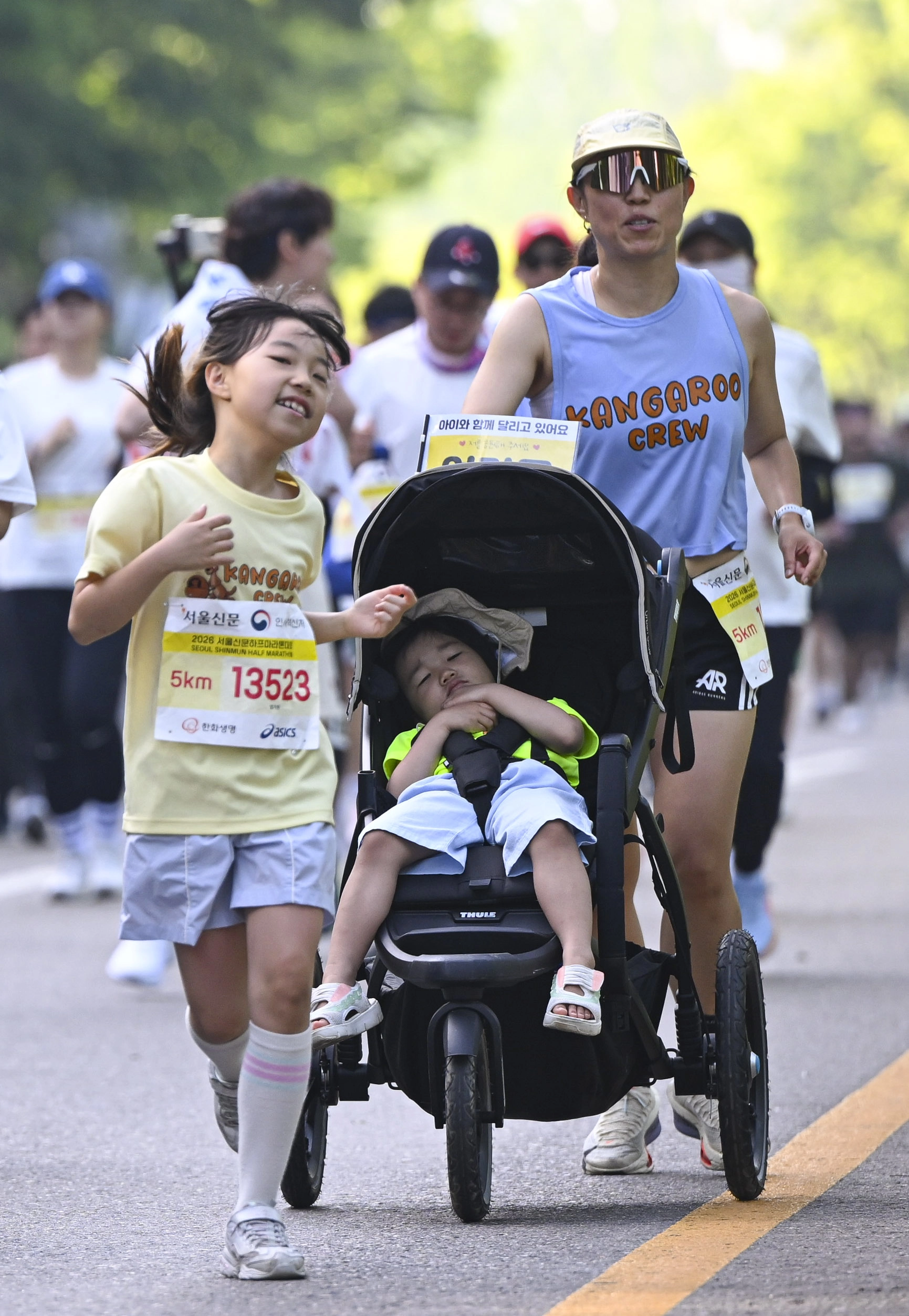 16일 서울 마포구 평화광장에서 열린 2026 서울신문 하프마라톤 대회에서 참가자들이 힘차게 달리고 있다. 2026.5.16 이지훈 기자