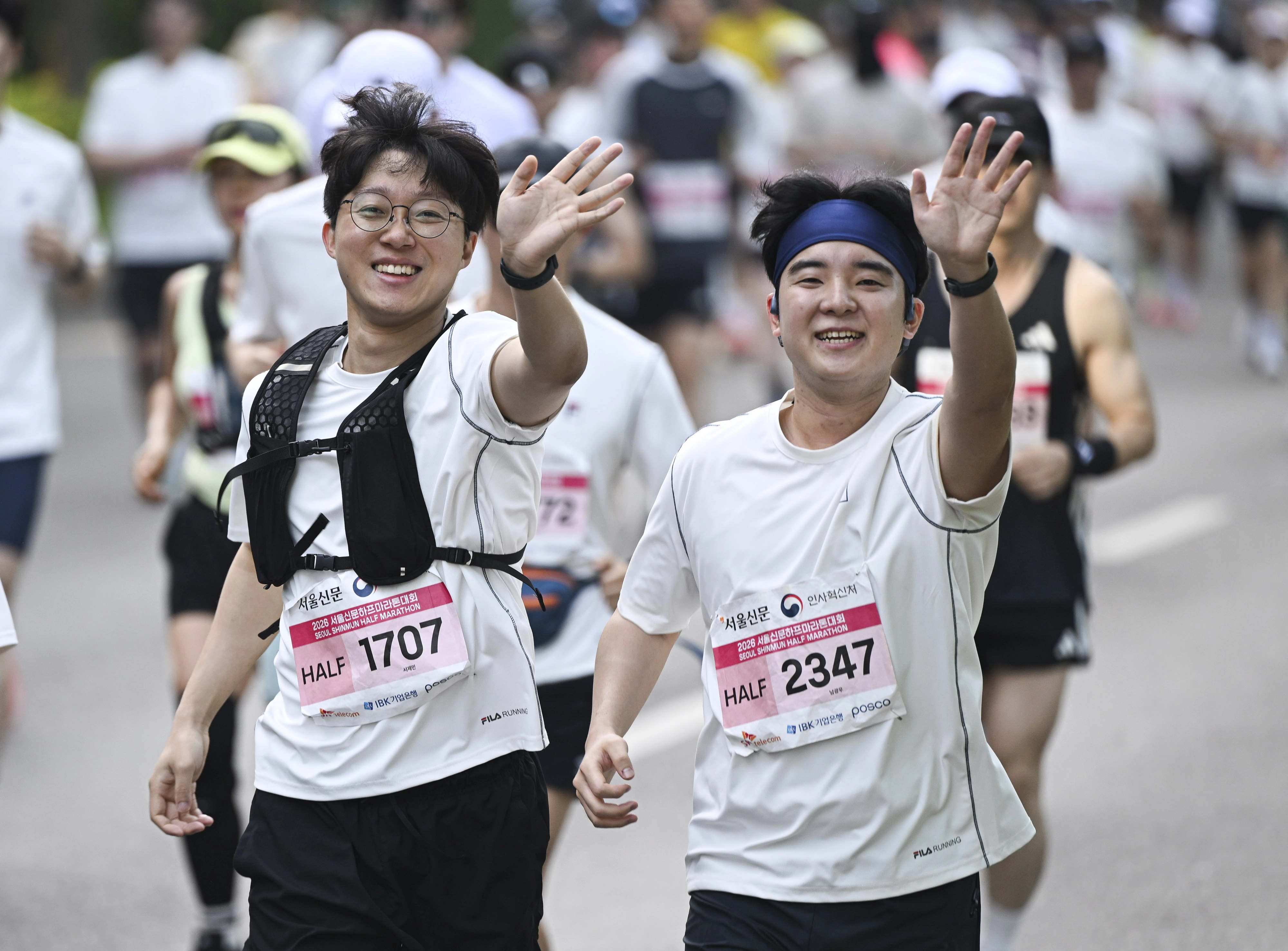 16일 서울 마포구 평화광장에서 열린 2026 서울신문 하프마라톤 대회에서 참가자들이 힘차게 달리고 있다. 2026.5.16 이지훈 기자