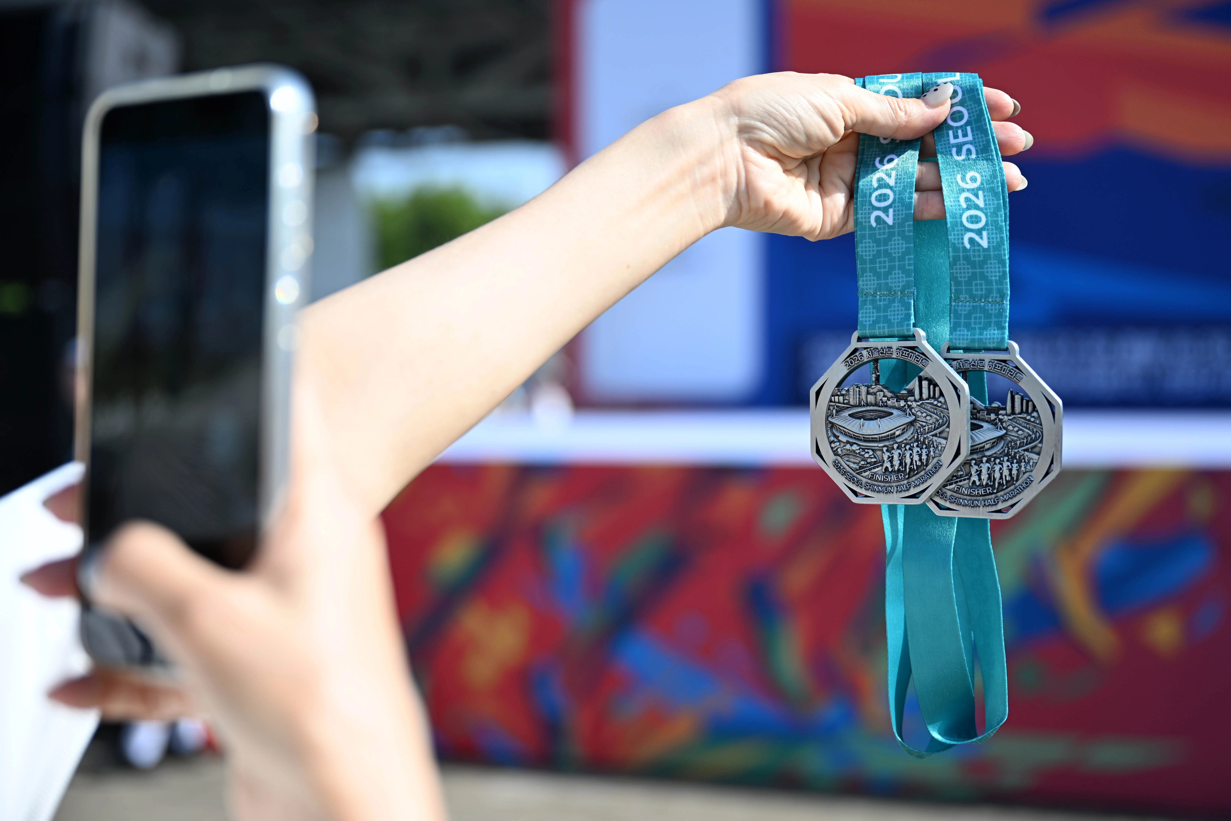 16일 서울 마포구 평화광장에서 열린 ‘2026 서울신문 하프마라톤 대회’에서 완주한 참가자들이 기념 촬영을 하고 있다. 2026.5.16 이지훈 기자