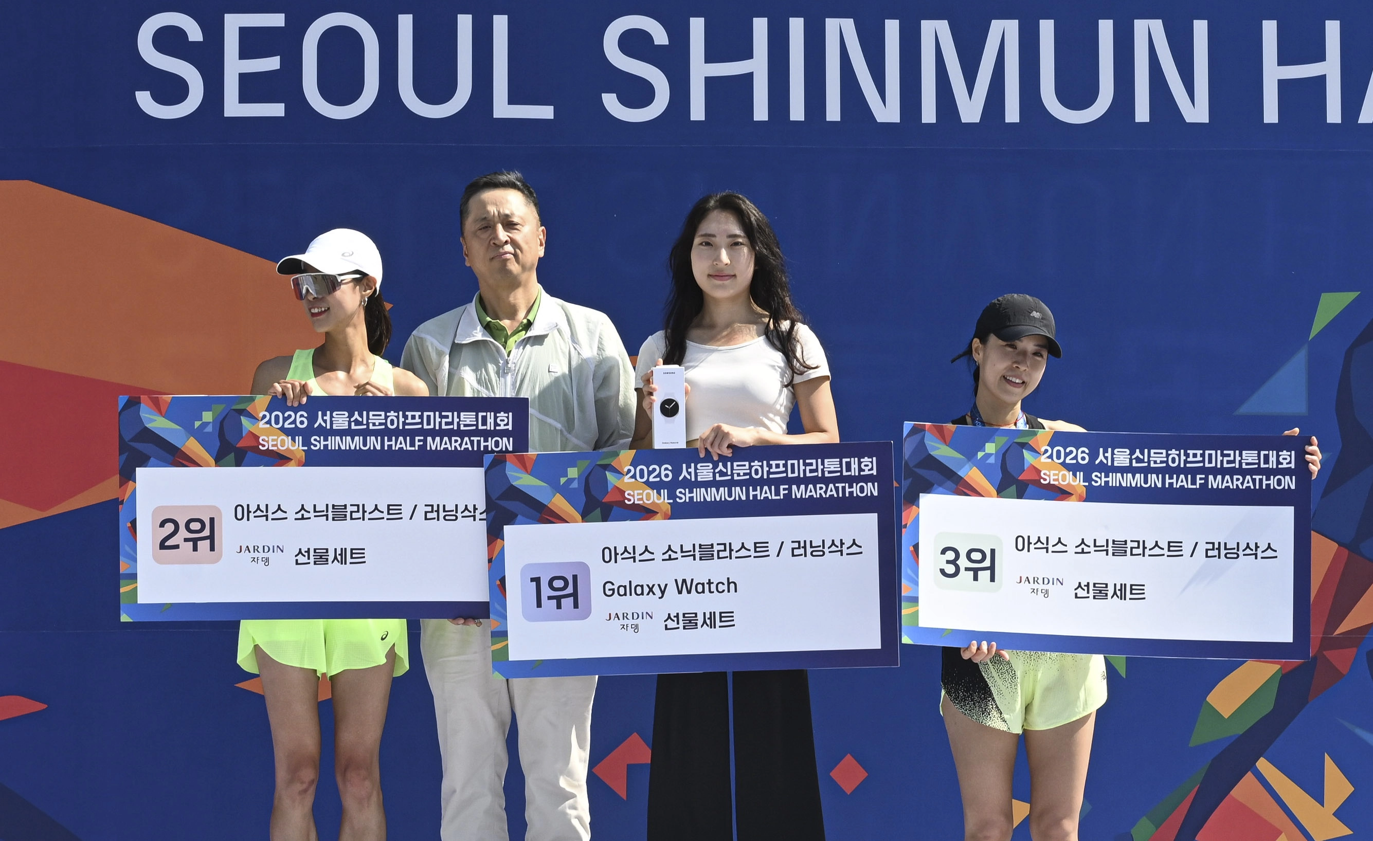 16일 서울 마포구 평화광장에서 열린 2026 서울신문 하프마라톤 대회에서 여자 하프 코스 부문 입상자들이 기념촬영을 하고 있다. 2026.5.16 이지훈 기자
