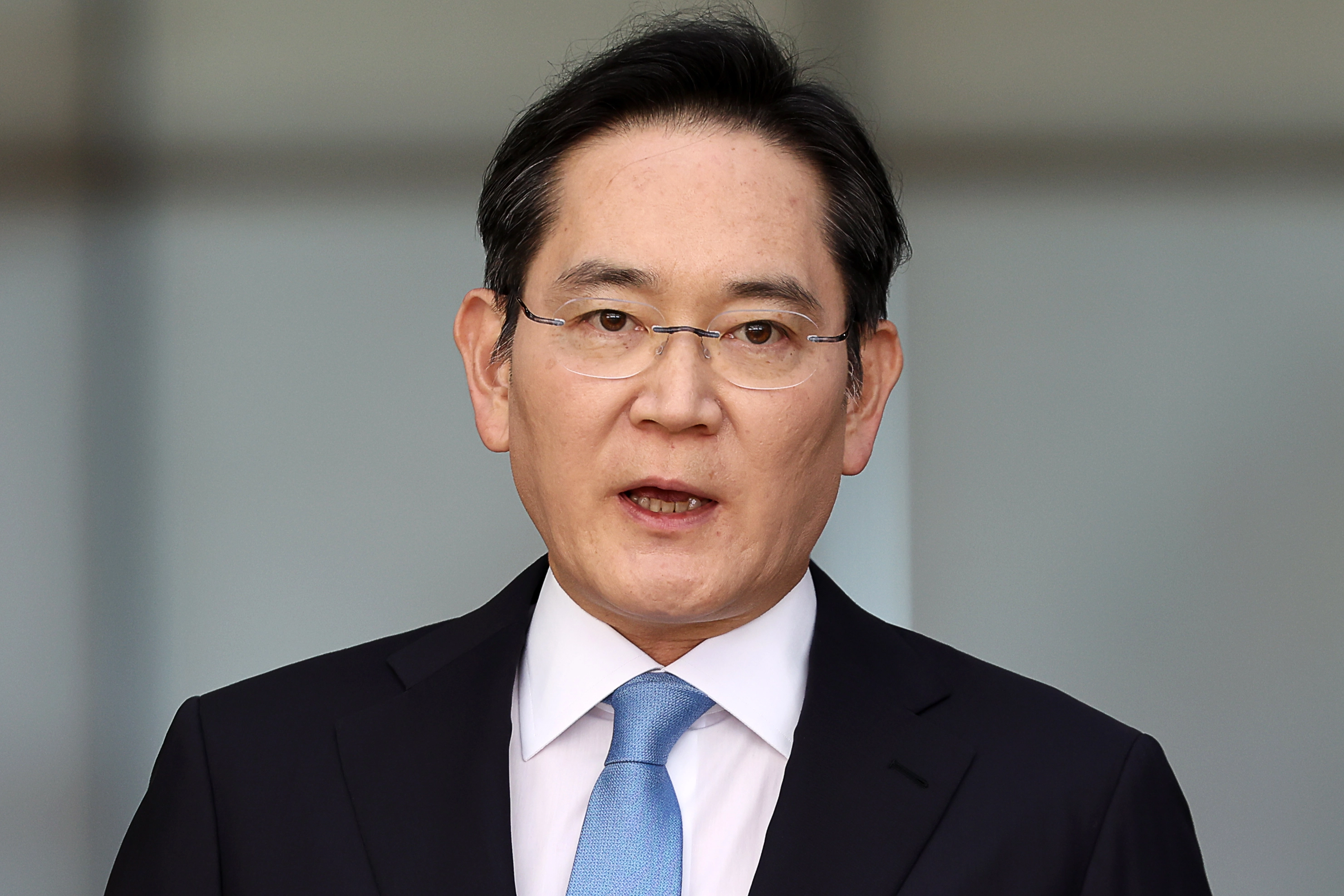 이재용 “내부 문제로 심려…국민께 머리 숙여 사죄”  일본 출장을 마치고 귀국한 이재용 삼성전자 회장이 16일 서울 김포비즈니스항공센터(SGBAC)에서 입장문을 읽고 있다. 연합뉴스