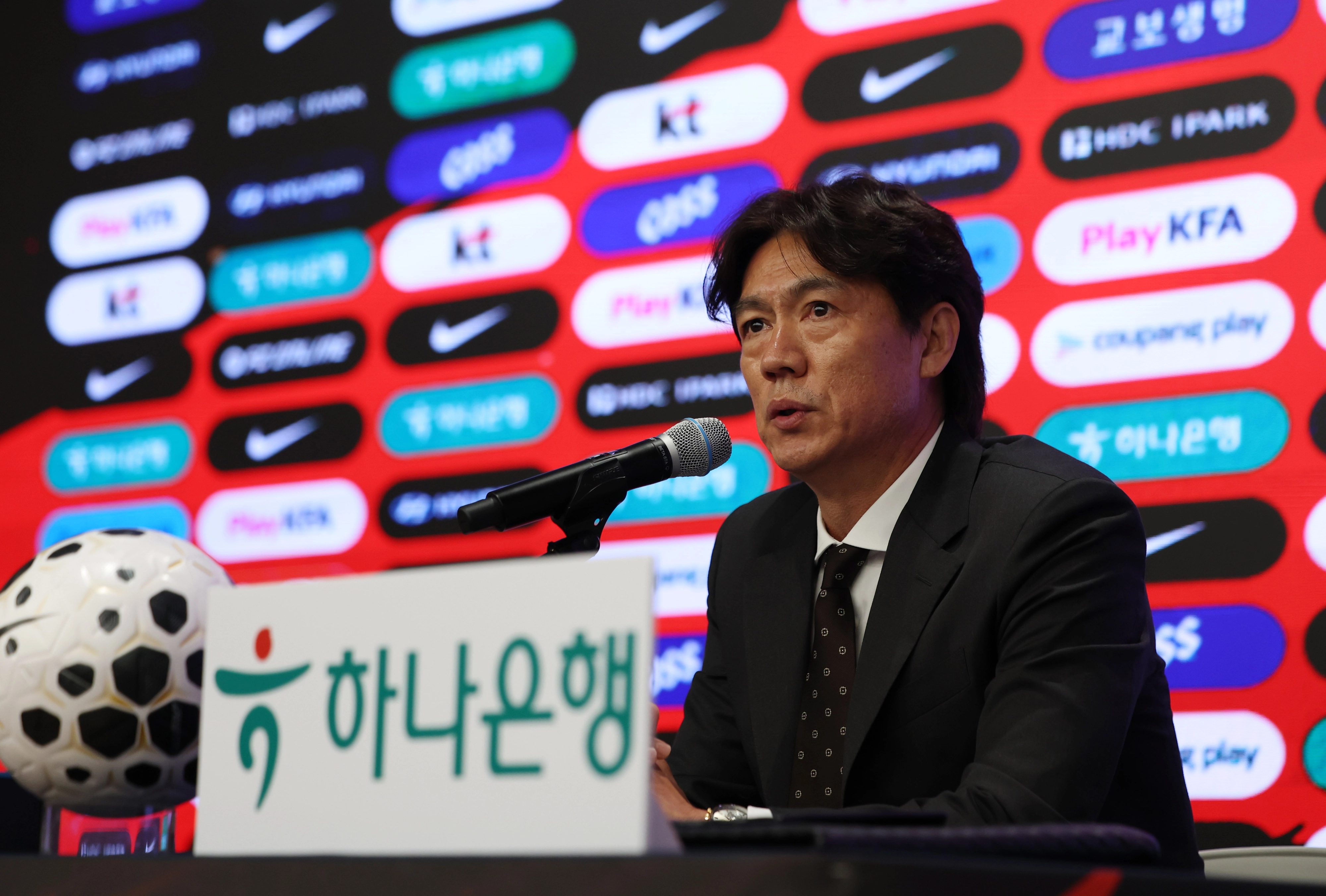 북중미 월드컵 최종명단 발표 기자회견하는 홍명보 감독  [서울=뉴시스] 김명년 기자 = 홍명보 대한민국 축구 국가대표팀 감독이 16일 오후 서울 종로구 KT 광화문 빌딩 웨스트에서 열린 2026 FIFA 북중미 월드컵 최종 명단 발표 기자회견에서 발언하고 있다. 2026.05.16. kmn@newsis.com

<저작권자ⓒ 공감언론 뉴시스통신사. 무단전재-재배포 금지.>