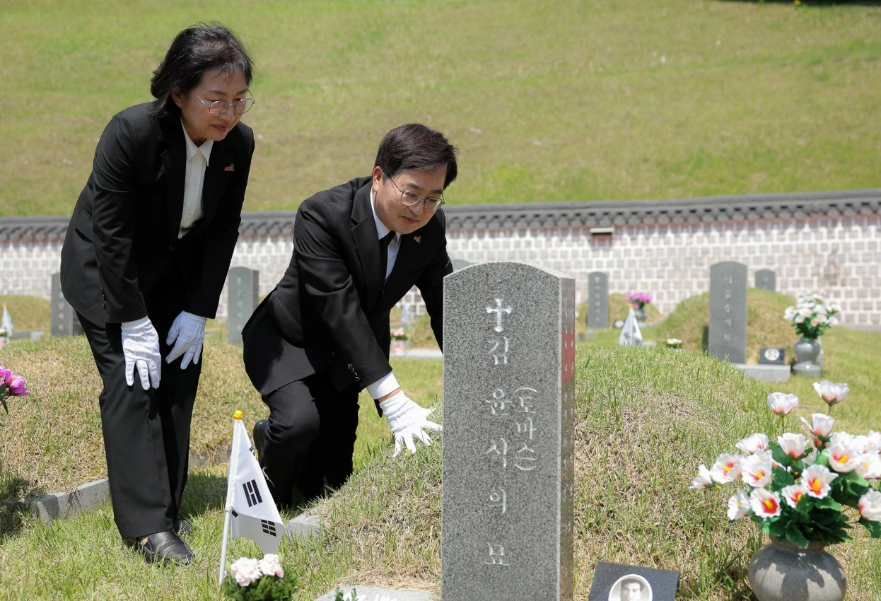 김동연 경기도지사가 5.18 46주년을 이틀 앞둔 16일 부인 정우영 여사와 함께 광주 망월동 국립묘지를 찾아 참배하고 있다. (김동연 SNS캡처)